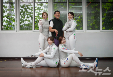 대구대여펜싱부(앞줄왼쪽부터김은이,김은아선수,뒷줄왼쪽부터홍효진선수,고낙춘감독,고채린선수)-대구대제공-