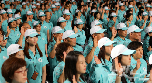 19일오후인천삼산월드체육관에서열린제17회2014인천아시안게임자원봉사자발대식에서자원봉사자들이선서를하고있다.박종민기자