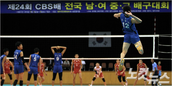 제25회CBS배중고배구대회가22일부터일주일간강원도홍천에서일주일간열전에나선다.사진은지난해남고부준우승팀남성고와제천산업고의경기.황진환기자