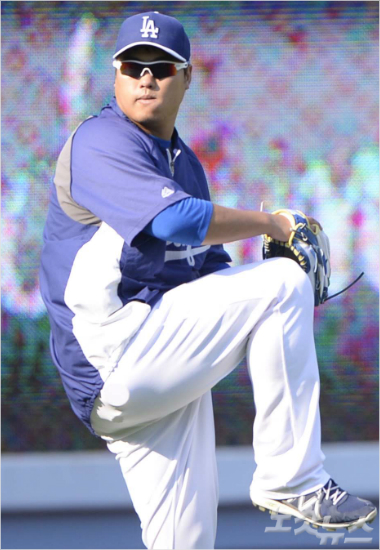 '빨리올게요'20일(한국시각)샌디에이고와홈경기에앞서부상이후첫캐치볼훈련을소화한LA다저스류현진.(자료사진)