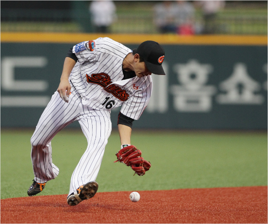 '앗,나의실수'프로야구후반기치열한4위싸움에서수비는가을야구의성패를가늠할중요한요소로꼽힌다.사진은롯데유격수박기혁이19일한화전에서1회김태균의땅볼을흘리는모습.(자료사진=롯데자이언츠)