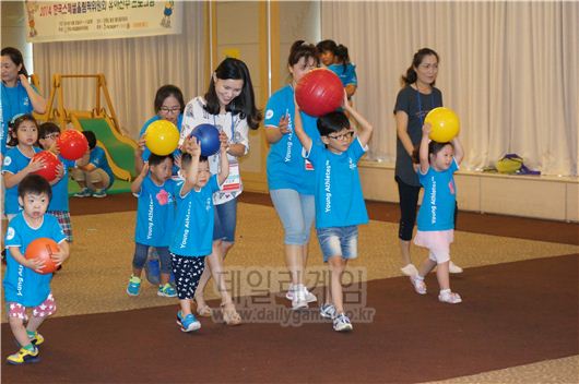 던지기, 줍기, 잡기, 때리기 등 일반인이라면 당연하게 여기는 것들도 이들에게는 교육이고 훈련이다.