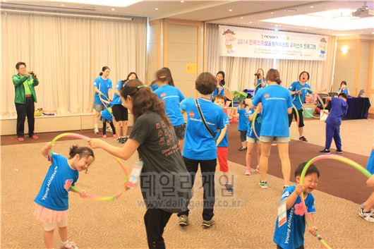 엔씨소프트문화재단이 스페셜올림픽 기간에 진행한 유아선수 프로그램. 지적자폐성 유아들이 사회성과 기초체력을 키울 수 있는 다양한 프로그램을 제공했다.