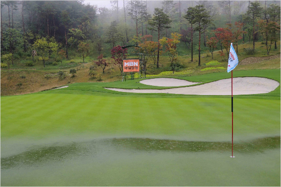 한국여자프로골프(KLPGA)투어'MBN여자오픈withONOFF'1라운드가열릴예정이던21일경기도양평더스타휴골프장에폭우가내려첫날경기가취소됐다.사진은비에잠긴15번홀그린(자료사진=KLPGA)