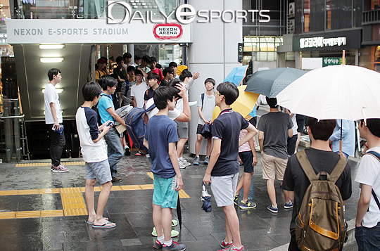 피파온라인3 챔피언십 결승전 현장에 들어가지 못해 집으로 발걸음을 돌린 팬들.