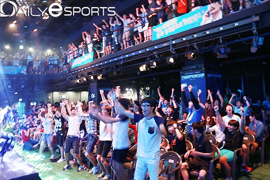 넥슨 아레나 현장을 가득 메운 피파온라인3 챔피언십 관람객들.