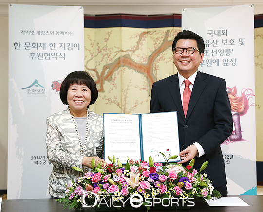 문화재 지킴이 협약식을 가진 나선화 문화재청장(왼쪽)과 이승현 라이엇게임즈 코리아 대표.