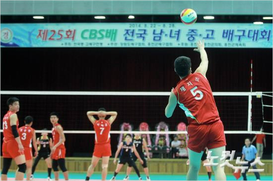 제25회CBS배전국남녀중고배구대회가22일부터홍천종합체육관등강원도홍천군내3개체육관에서개막했다.이번대회에는남고부12팀,여고부14팀등남녀중고배구팀51개학교가출전했다.황진환기자
