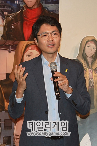 '회색도시2' 아트 콜라보레이션 전시회가 열리고 있는 서울 관훈동 가나인사아트센터에서 기자들과 만난 새정치민주연합 김광진 의원.