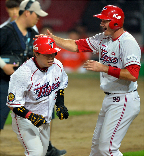 '나비야,느낌왔어!'KIA나지완(왼쪽)이23일한화전에서8회역전투런홈런을날린뒤먼저홈인한브렛필의격한축하를받고있다.(광주=KIA타이거즈)