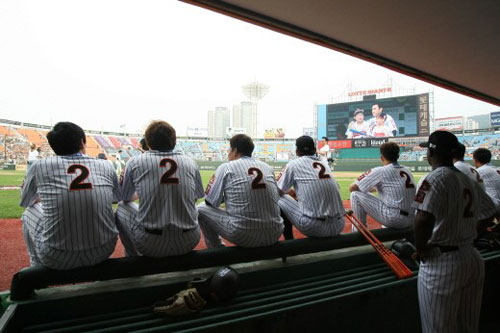 ▲더그아웃에서조성환의은퇴식을준비하는롯데선수들.조성환의은퇴는프로다움이무엇인지를다시생각하게해준다.사진│롯데자이언츠