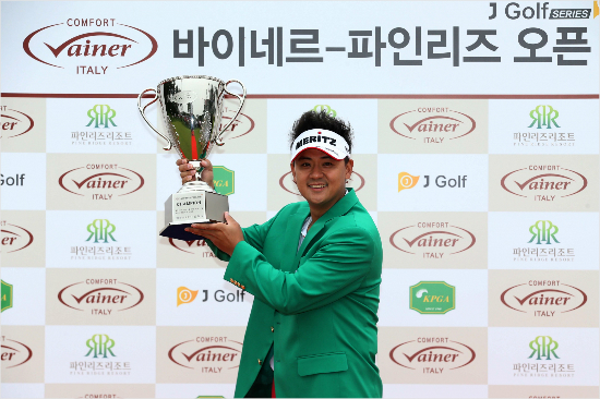 박상현은2009년10월'에머슨퍼시픽힐튼남해오픈'에서우승한이후무려4년10개월만에'바이네르파인리즈오픈'에서한국프로골프(KPGA)투어통산세번째우승트로피를들어올렸다(자료사진=KPGA)