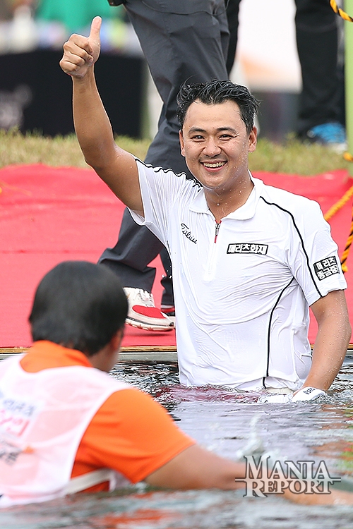 ▲박상현이우승후호수에빠지는퍼포먼스를보이며엄지손가락을치켜세우고있다.사진