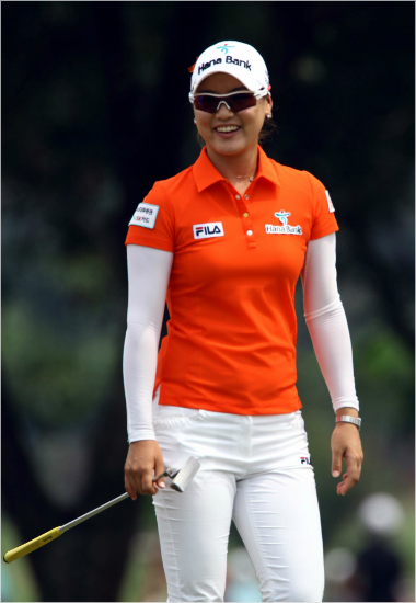 2년만에미국여자프로골프(LPGA)투어에서우승트로피를들어올린유소연은즐기는골프의중요성을강조했다(자료사진=하나금융그룹)