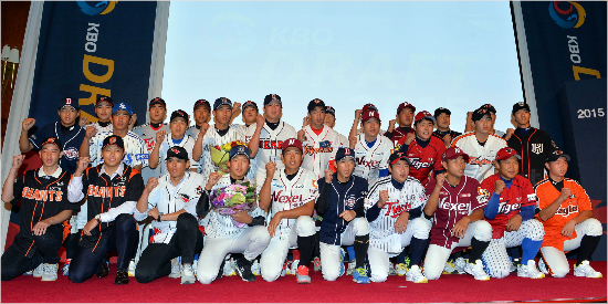 '2차지명신화를위해'25일'2015프로야구2차지명회의'에서지명된신인선수들이기념촬영을하고있다.(사진=삼성라이온즈)