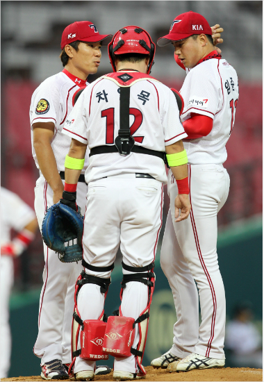 '영안돌아오네요'KIA는8월에만경기가10번이나취소되는들쭉날쭉한일정으로컨디션조절에애를먹고있다.사진은25일한화전에서선발임준섭이경기중이대진코치(왼쪽),포수차일목과이야기를나누는모습.(광주=KIA타이거즈)