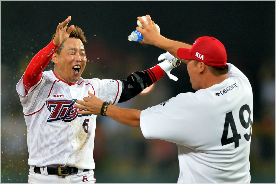 '외로운기남이'KIA는지난주팀타율이2할1푼3리에그칠정도로타격감이나빴다.23일한화전에서끝내기안타를때린박기남(왼쪽)외에는주간타율30위안에아무도오르지못했다.사진은당시박기남이승부를결정지은뒤김진우의축하를받는모습.(자료사진=KIA타이거즈)