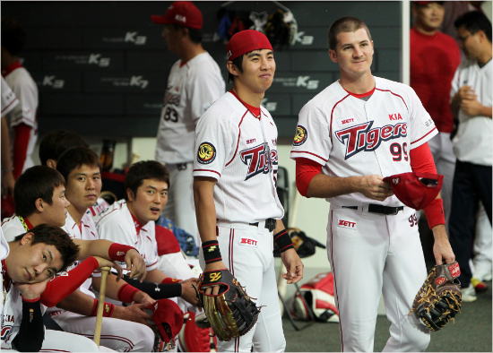 '제발경기좀합시다'KIA는26일목동넥센원정경기가우천취소되면서이달들어벌써11번이나경기가비와태풍으로취소됐다.경기는고작12경기를치렀다.사진은지난20일삼성과홈경기에서비내리는그라운드를바라보고있는KIA선수들.(자료사진=KIA타이거즈)