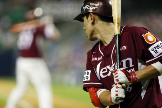 '독특한그만의폼'서건창은최대한배트를어깨에붙인채한껏몸을웅크린타격자세로올해최고의시즌을보내고있다.(자료사진=넥센히어로즈)