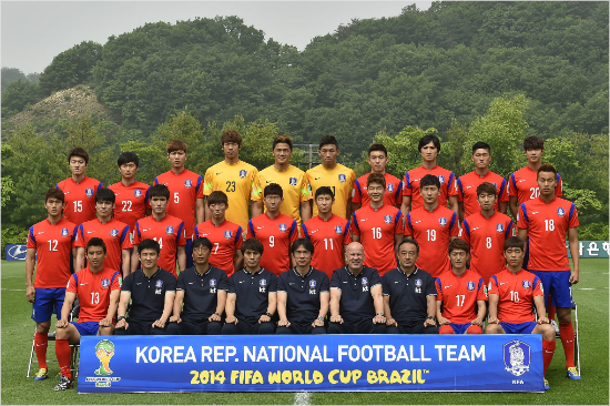 홍명보감독체제로나선2014브라질월드컵에서16년만의조별리그무승이라는부진에그친축구대표팀은풍부한경험을가진외국인감독을찾고있다.(자료사진=대한축구협회)