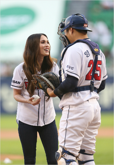 '의지의한국인'두산포수양의지가27일잠실LG전에서시구를한메간폭스에게공을전하면서인삿말을나누고있다.(잠실=두산베어스)