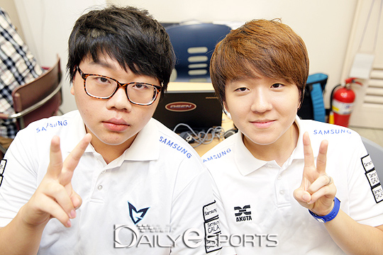 삼성 갤럭시 화이트의 허원석(왼쪽)과 최인규.