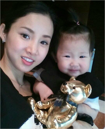 '하이야,금인형말고금메달선물줄게'펜싱간판남현희는지난해딸하이를출산한뒤2개월만에훈련에복귀해자식의얼굴도제대로못보고아시안게임준비를하고있다.사진은지난5월자신의SNS에올린딸과함께한모습.(사진=남현희트위터)