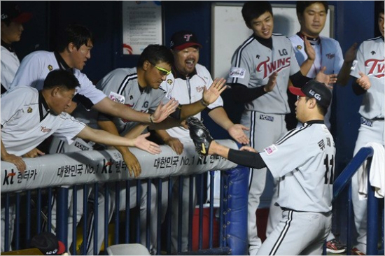 '제국의아이돌?'LG선수단이27일잠실두산전에서호투를펼치고더그아웃으로돌아온선발류제국을반갑게맞이하고있는모습.(자료사진=LG트윈스)