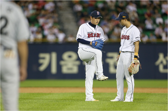 '보크아닌데'두산정대현이27일잠실LG전4회보크판정을받은뒤팀동료오재원에게투구폼을재현해보고있는모습.(자료사진=두산베어스)