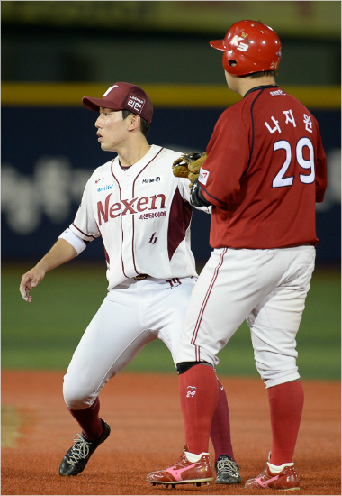 '나비의날개는꺾이고...'KIA나지완이27일목동넥센전에서3회인필드플라이상황에서미처귀루하지못하고2루수서건창에게태그아웃당하는모습.(자료사진=넥센히어로즈)