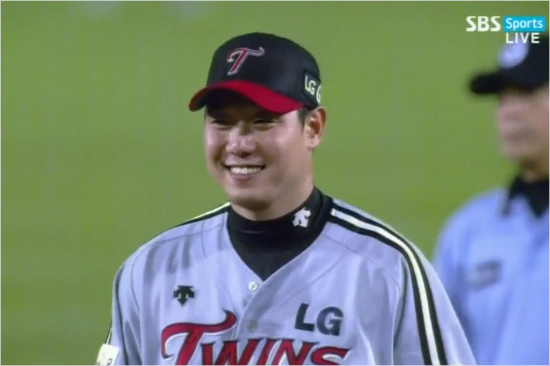 '내가오해했네'LG우완류제국은27일잠실두산전에서무실점쾌투를펼친뒤7회1사1루에서교체되면서미묘한웃음을지어궁금증을자아냈다.(중계화면캡처=SBS스포츠)
