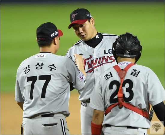 '코치님,사인다시짜야겠어요'류제국이7회1사1루에서투수교체를위해마운드에오른강상수투수코치와주먹을부딪히는모습.(잠실=LG트윈스)