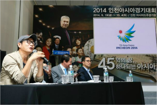 총연출을맡은장진감독이기자간담회에서연출의도를설명하고있다.(사진=2014인천아시아경기대회조직위원회)