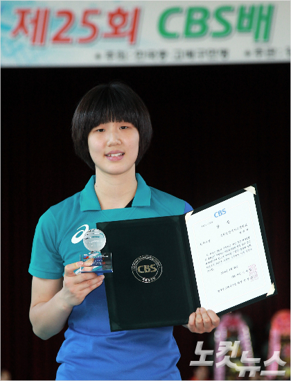 수원전산여고라이트공격수정유리는외모뿐아니라기량면에서도학교선배인황연주와같은국가대표를꿈꾼다.황진환기자