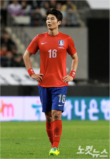 기성용은자신의소속팀스완지시티와2018년까지4년재계약에합의했다.황진환기자