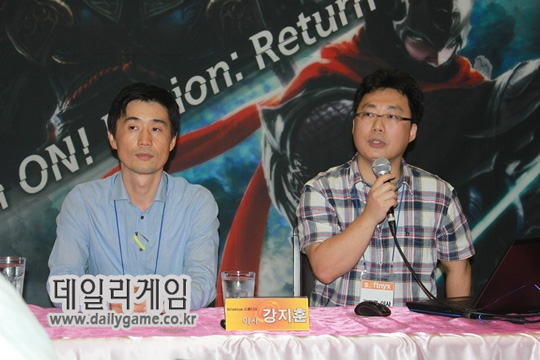 소프트닉스 장상채 이사(좌측)와 강지훈 개발이사가 기자들의 질문에 대답하고 있다.