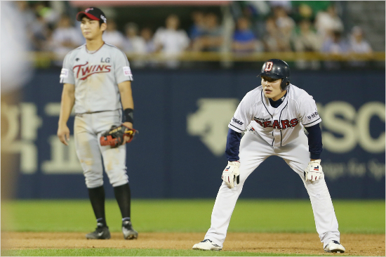 '이모습,정규리그끝까지?'한치앞을내다볼수없는순위싸움이올해프로야구막판을뜨겁게달구고있다.사진은27일LG-두산의잠실라이벌대결때LG유격수오지환(왼쪽)과두산주자민병헌의모습.(자료사진=두산베어스)