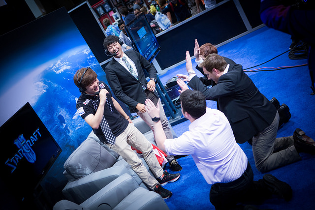 대회 이후 해설자인 'Nathanias' 네이선 파브리칸트, 방송 진행자인 'ReDeYe' 폴 차로너, 해설자로 나선 컴플렉시티 게이밍 'qxc' 케반 라일리로부터 절을 받는 KT 이영호(Photo=ESL, Helena Kristiansson)