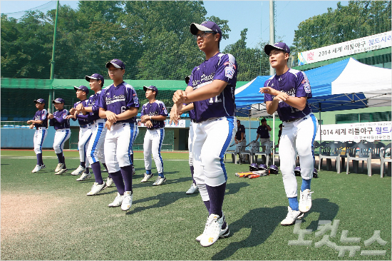 29년만에리틀야구월드시리즈에서우승을차지한대한한국리틀야구대표팀이1일오전서울장충동리틀야구장에서기자회견을갖고취재진을향해'강남스타일'포즈를취하고있다.(황진환기자)
