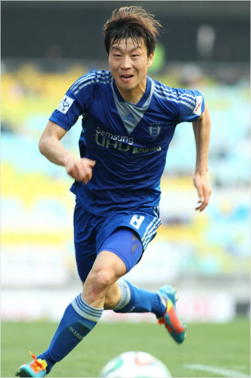 17개월만에골맛을본수원미드필더김두현은팬이뽑은8월최우수선수로선정됐다.(자료사진=수원삼성)
