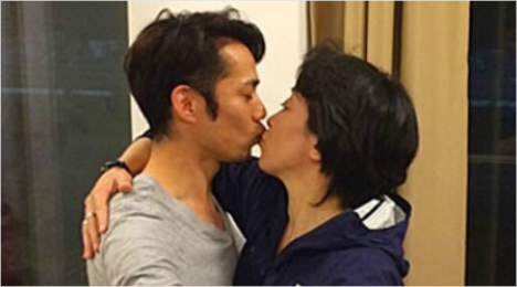 '차마눈을못맞추겠어?'지난2월소치동계올림픽이후일본대표팀회식때남자피겨선수다카하시다이스케(왼쪽)와키스를하고있는하시모토세이코일본빙상연맹회장.(자료사진=슈칸분ㅅㅠㄴ)