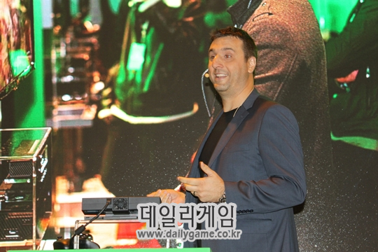 레니 아따보(Rennie Addabbo) 마이크로소프트 아태지역 비즈니스 총괄 매니저가 엑스박스원 한국 출시작에 대해 소개하고 있다.