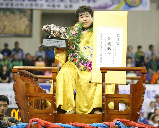 '이번에도김진천하?'민족의대명절한가위를맞아'IBK기업은행2014추석장사씨름대회'가5일부터경북상주에서펼쳐진다.사진은최근두대회연속백두장사에오른김진.(자료사진=대한씨름협회)