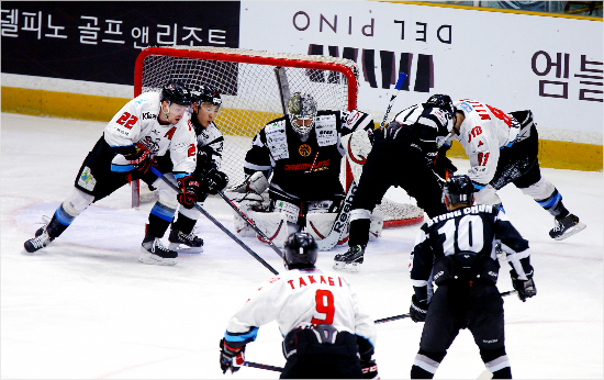 2014~2015아시아리그아이스하키는각팀의상당한전력변화와신생팀의가세로더욱치열한경쟁을예고했다.(자료사진=대한아이스하키협회)