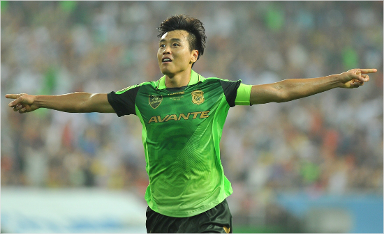 K리그클래식에서가장돋보이는활약을펼치는35세베테랑공격수이동국은베네수엘라와평가전에서자신의100번째A매치출장기록을세울전망이다.(자료사진=전북현대)