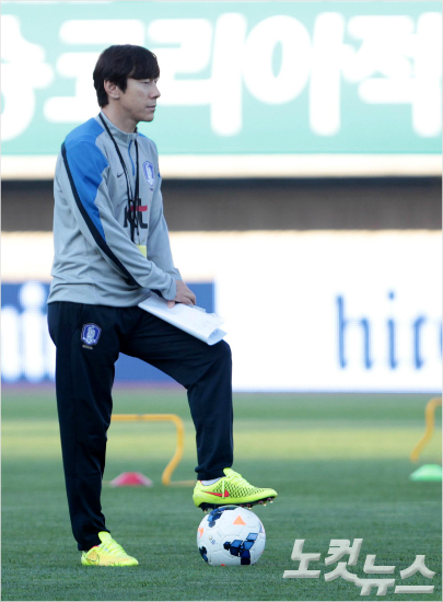 축구대표팀의임시사령탑을맡은신태용코치는한국축구의부활을위해베네수엘라와A매치에화끈한공격축구를예고했다.박종민기자