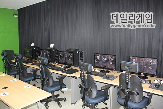 소프트닉스에 마련된 테스트실. 총 10대의 PC가 구비된 이 곳에서 직접 '라키온: 영웅의귀환'을 체험했다.