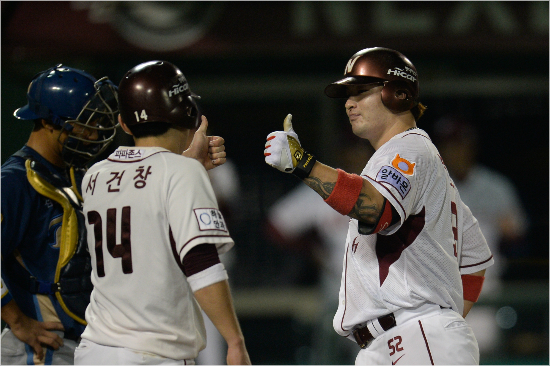 '우리4번타자최고!'넥센박병호(오른쪽)가4일목동NC와홈경기에서홈런을때려내며홈으로들어온뒤서건창과함께엄지를들어보이고있다.(자료사진=넥센히어로즈)