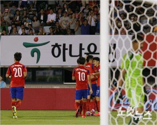 이명주가5일오후경기도부천종합운동장에서열린하나은행초청대한민국대베네수엘라축구평가전에서동점골을성공시킨후동료선수들과기뻐하고있다(사진=노컷뉴스윤성호기자cybercoc1@cbs.co.kr)