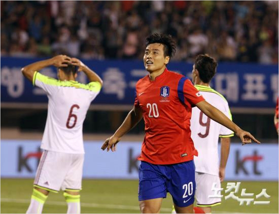 35세베테랑공격수이동국은개인통산100번째A매치였던베네수엘라와평가전에서역전골과쐐기골을연이어터뜨리며여전한기량을과시했다.윤성호기자